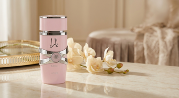 Flacon de parfum rose de luxe sur marbre beige.